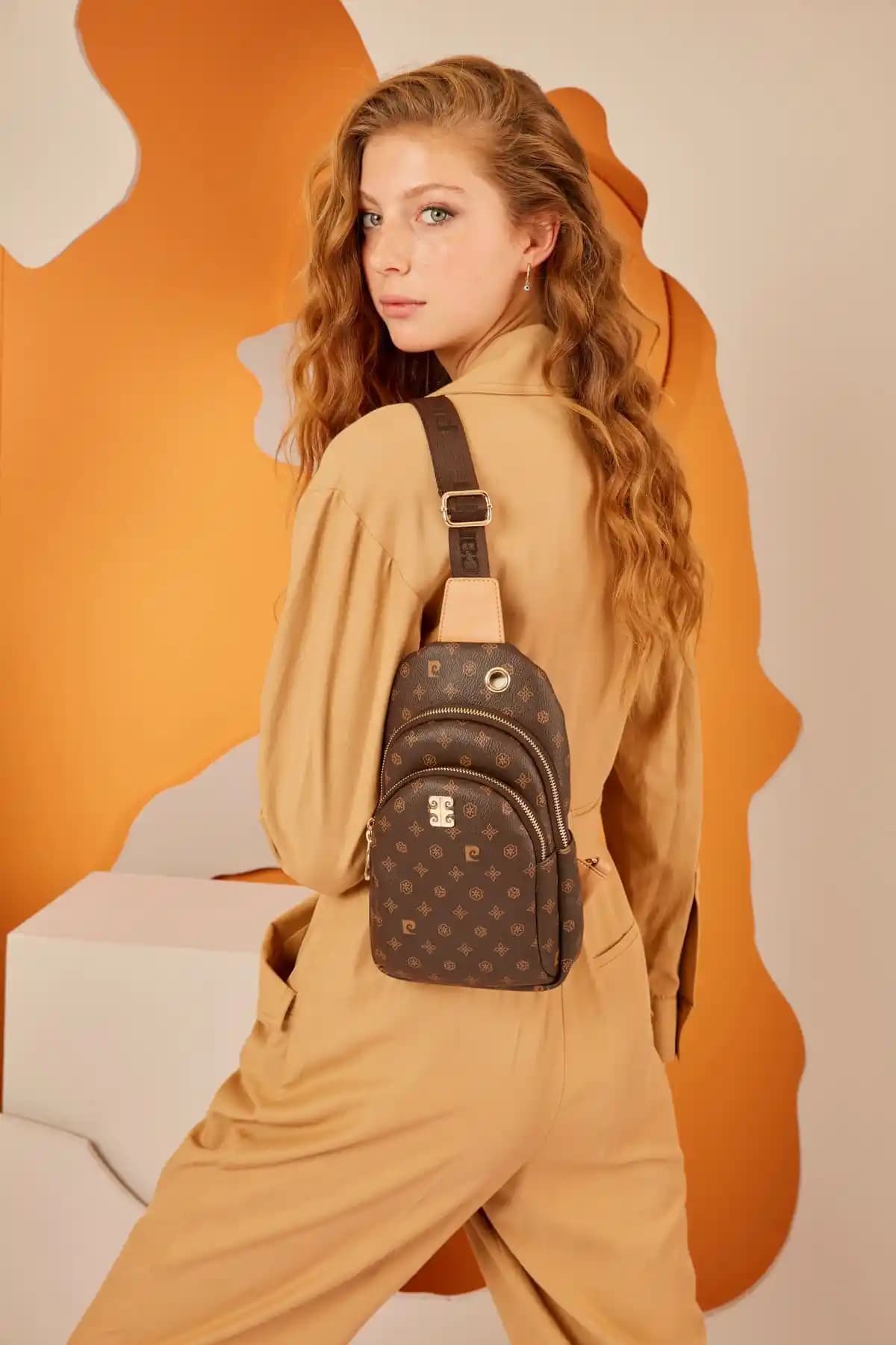 Pierre Cardin Kadın Omuz Çantaları Karşılaştırması: Kahverengi ve Siyah Monogram Modelleri