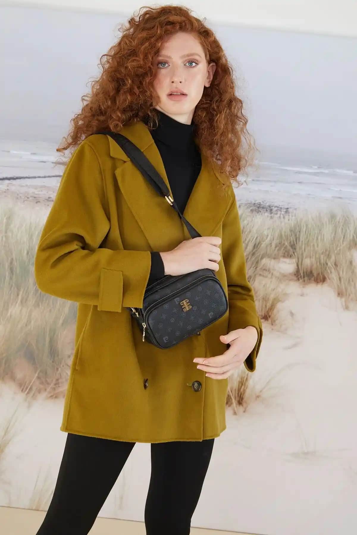 Pierre Cardin Siyah Monogram Kadın Omuz Çantası: Modern ve Şık Günlük Kullanım Aksesuarı