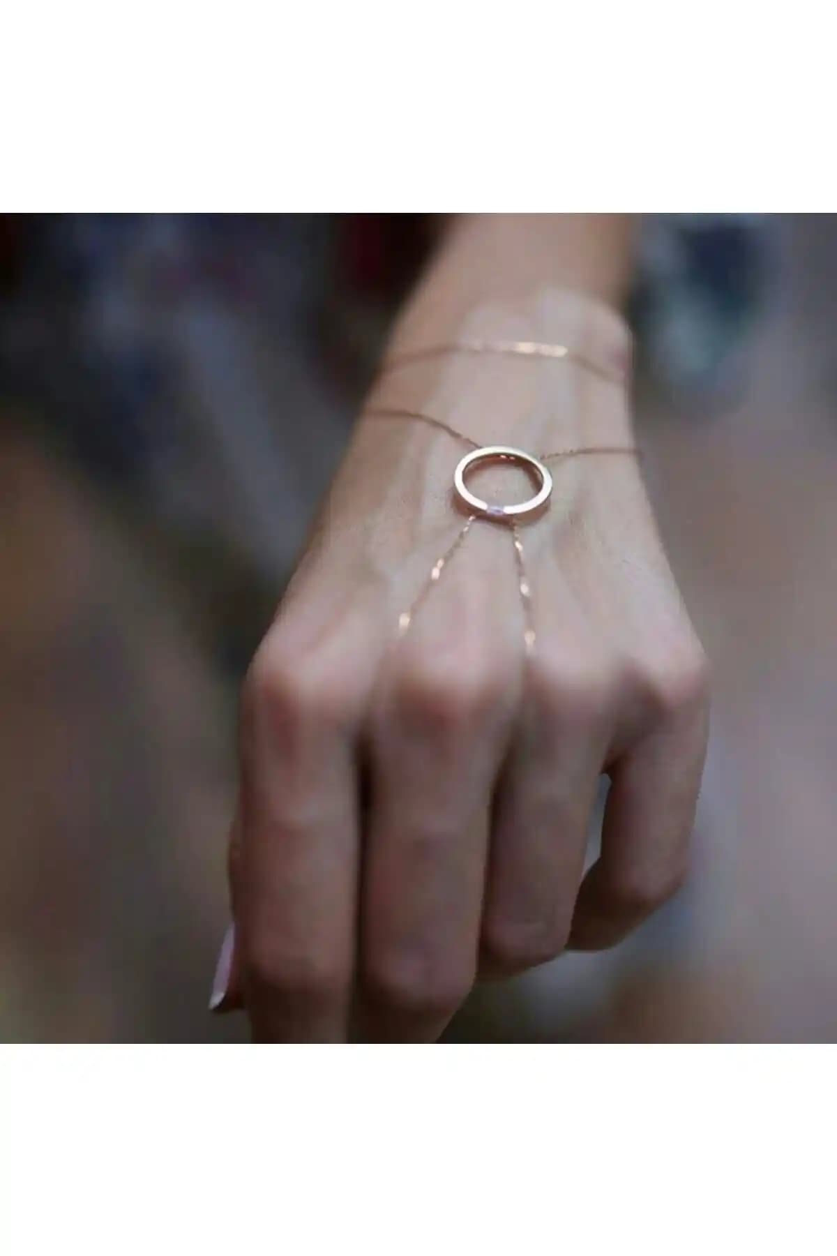 Pop Up Store'un 14K Altın Kaplama Geometrik Detaylı El Aksesuarı Modern ve Zarif Tasarım