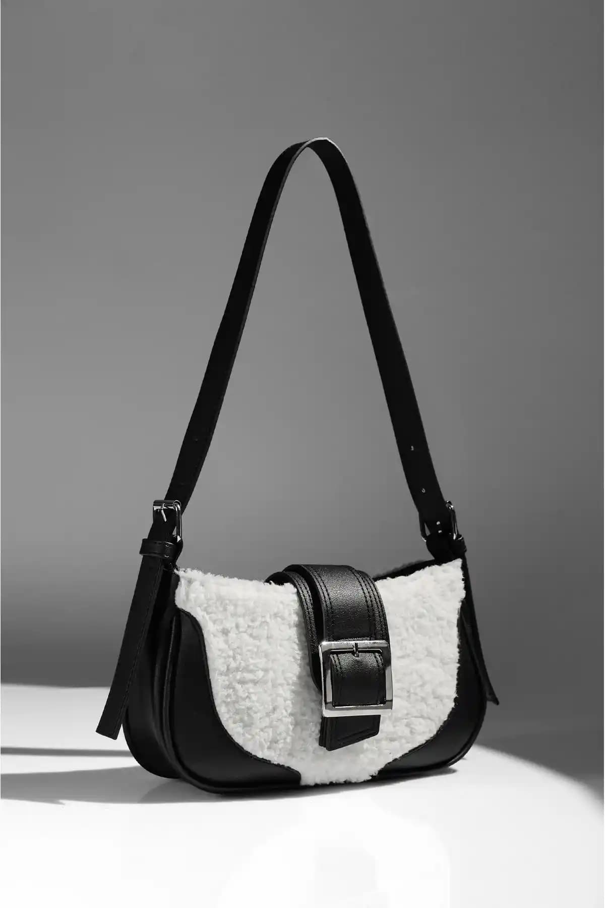 Rimense Siyah Peluş ve Kürklü Çanta Karşılaştırması: Stil ve İşlevsellik Analizi