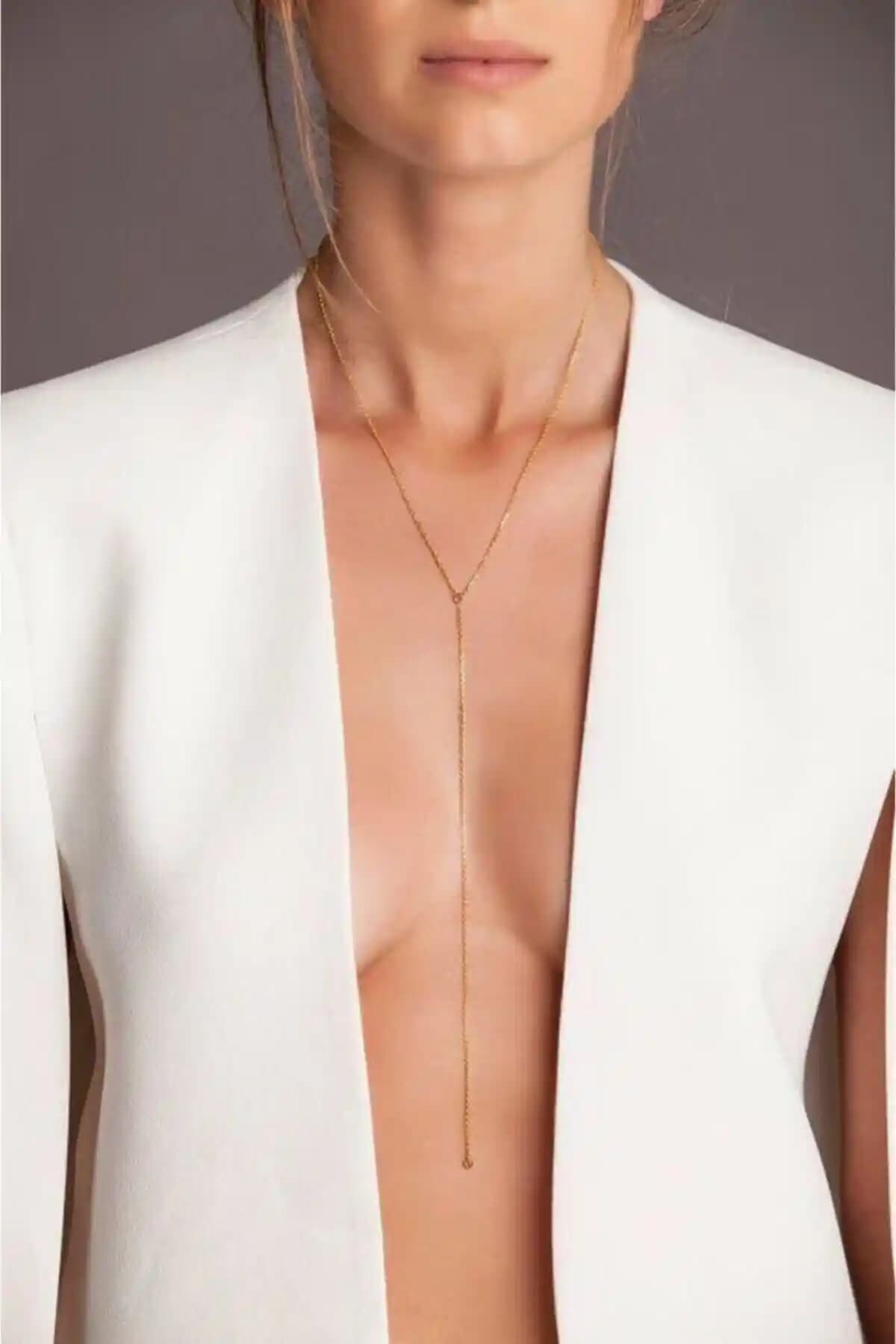 Ryden Altın Rengi Uzun Zincir Kolye: Şıklık ve Zarafetin Modern Yansıması