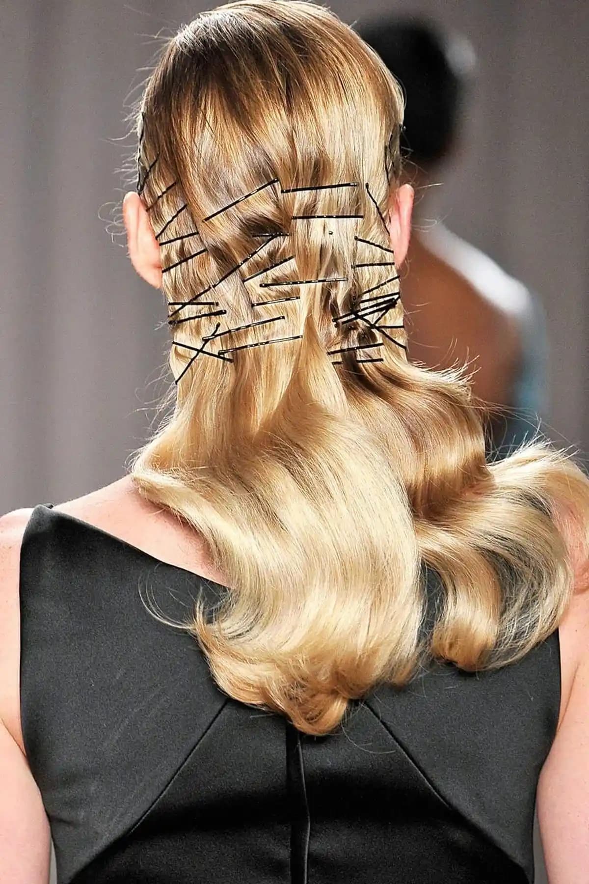 Saç Tokası Karşılaştırması: BAHELS 100'lü Siyah Tel ve Diloshtrend Design Kadın Tel Tokalar