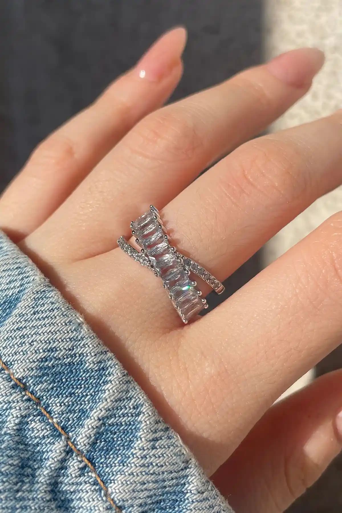 Serelia Zircon Taşlı Çapraz Ayarlanabilir Gümüş Yüzük Modern ve Şık Tasarım