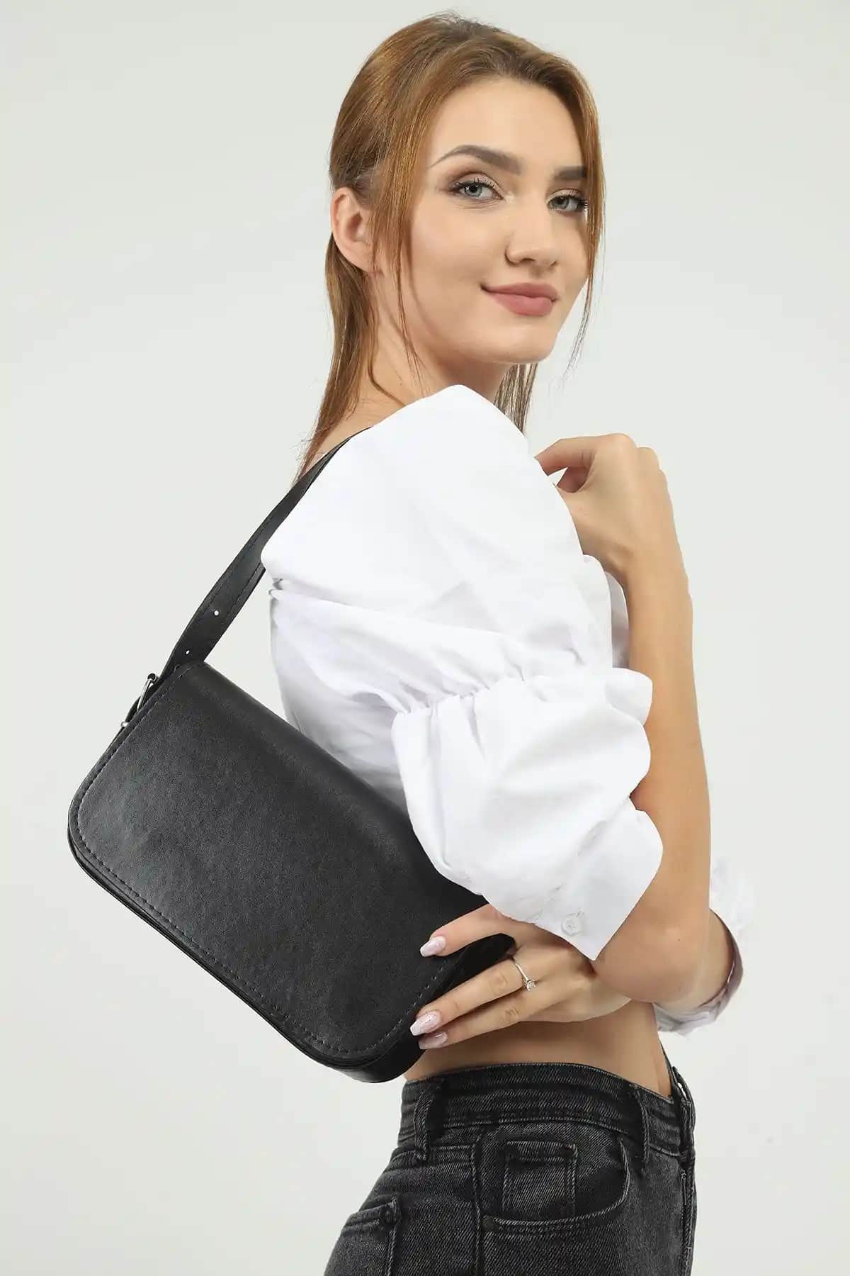 Shaka Siyah Kapaklı Suni Deri Omuz Çantası: Şık ve Fonksiyonel Günlük Kullanım İçin