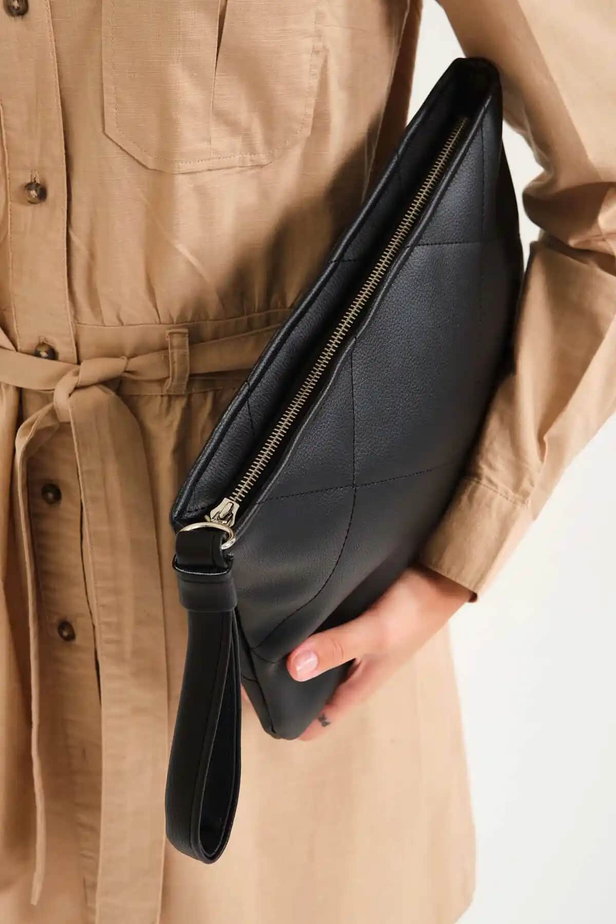 Simfa Siyah Deri Çantalar Karşılaştırması: Kapitoneli El Çantası ve Clutch Özellikleri