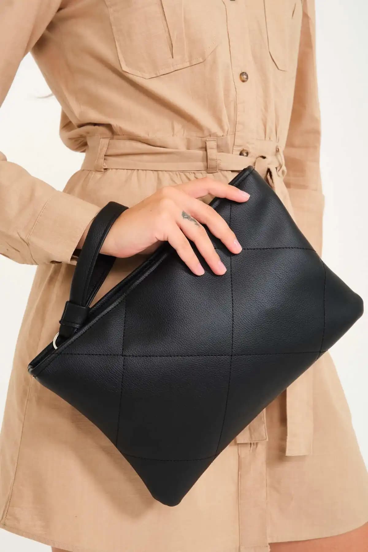 Simfa Siyah Deri Çantalar Karşılaştırması: Kapitoneli El Çantası ve Clutch Özellikleri 2