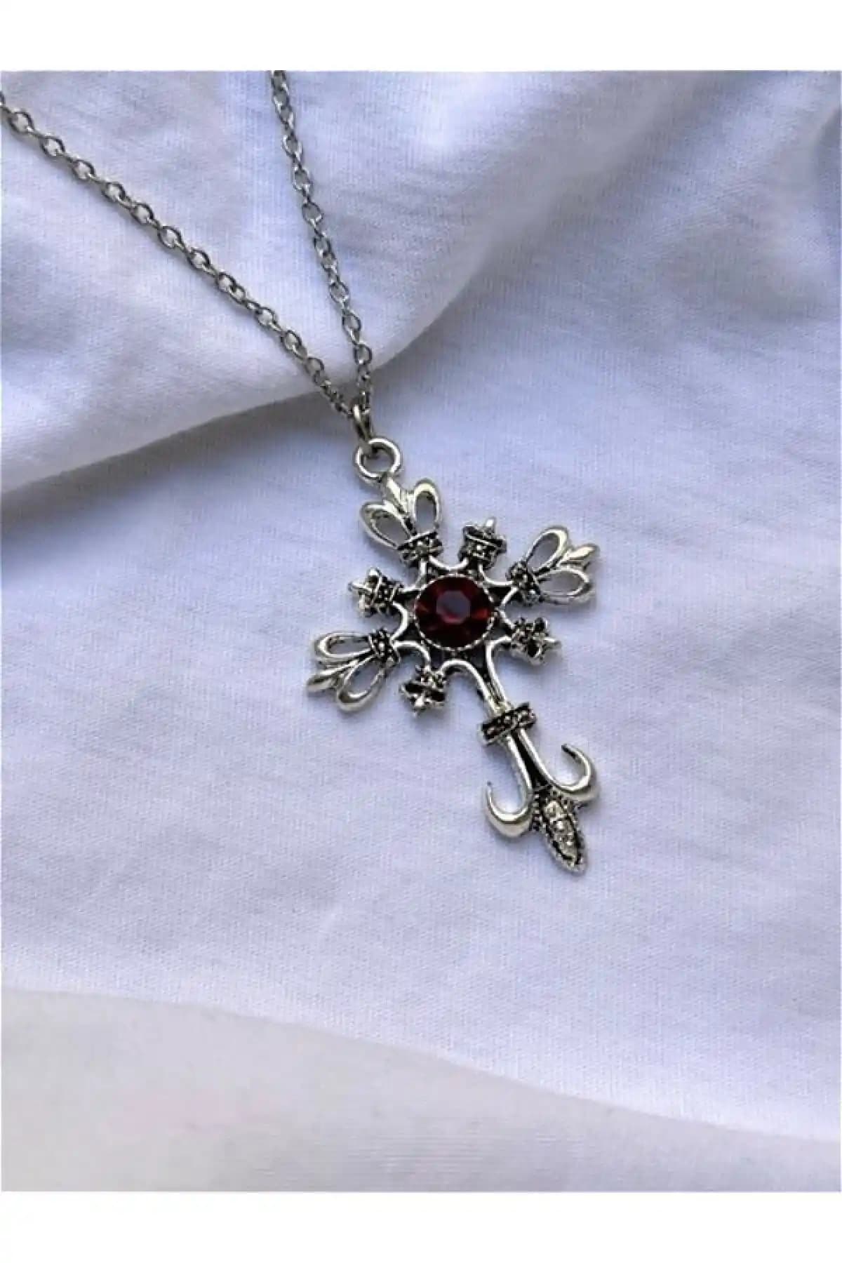 Sleyshop'un Gotik Kırmızı Taşlı Unisex Kolyesi Modern ve Klasik Tarzın Buluşma Noktası