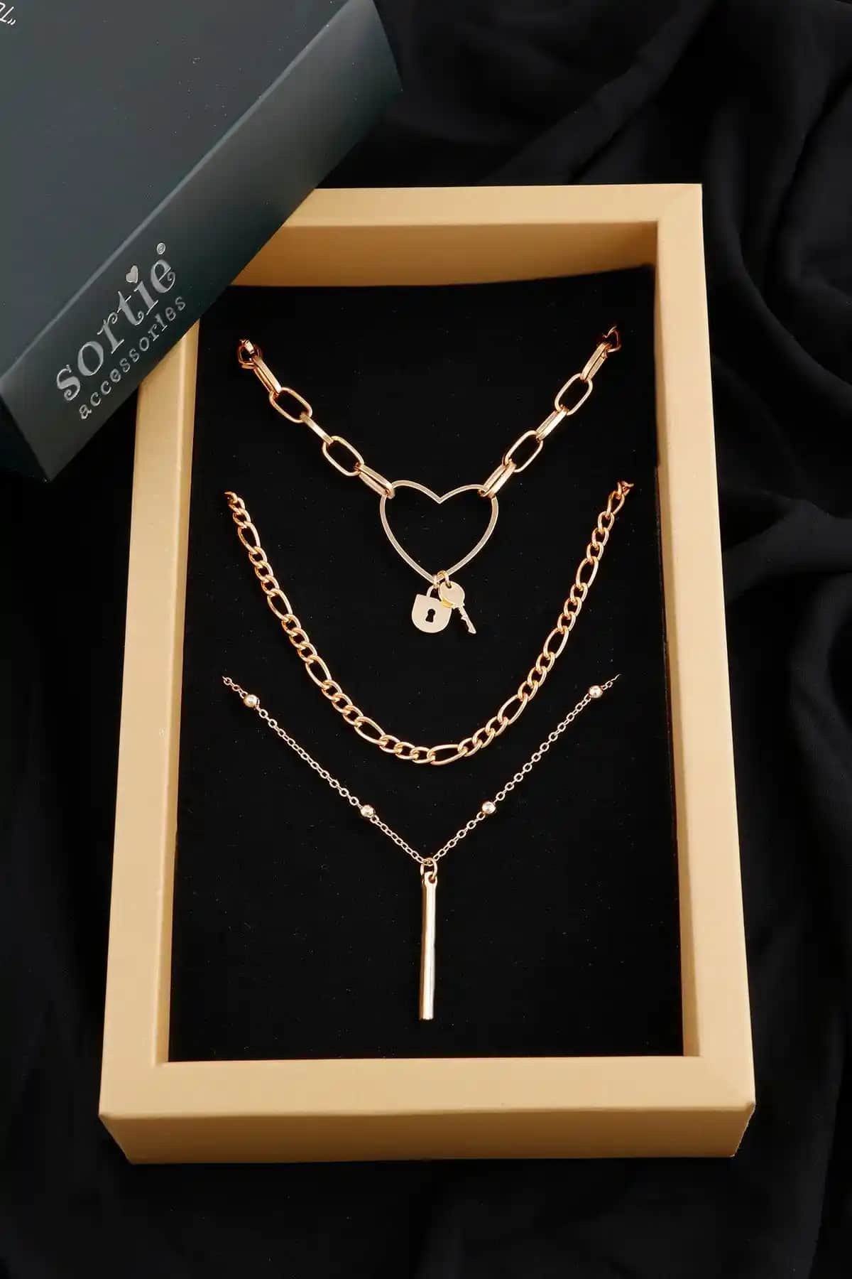 Sortie Aksesuar Kalp İçinde Anahtar, Kilit ve Çubuk Figürlü Kolye Seti: Şıklık ve Anlam Bir Arada