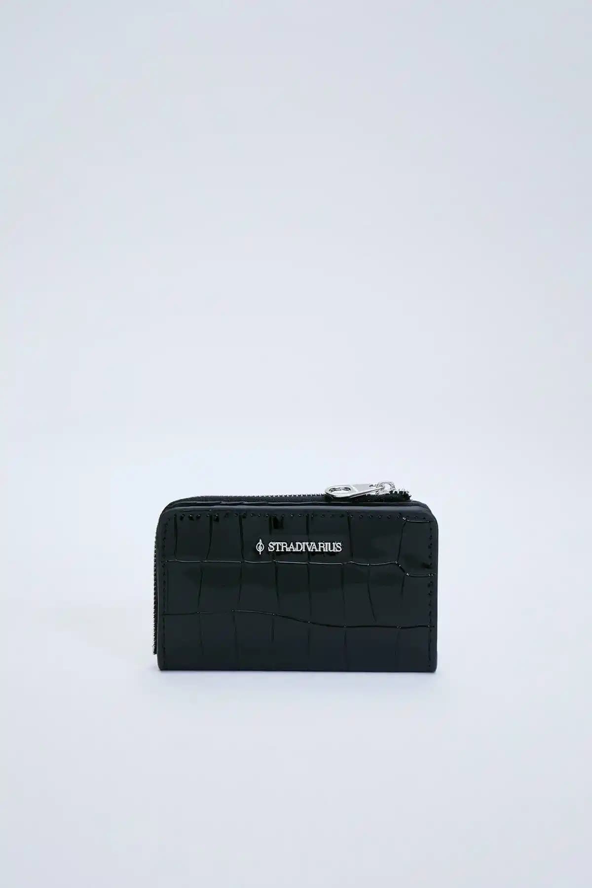 Stradivarius Timsah Desenli Kartlık: Şık ve Kullanışlı Günlük Aksesuar