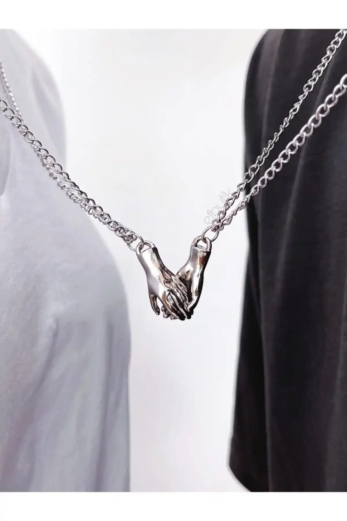 Takıtarzım Gümüş Renk Mıknatıslı El Ele Tutuşan Çift Kolyesi Modern ve Şık Tasarım