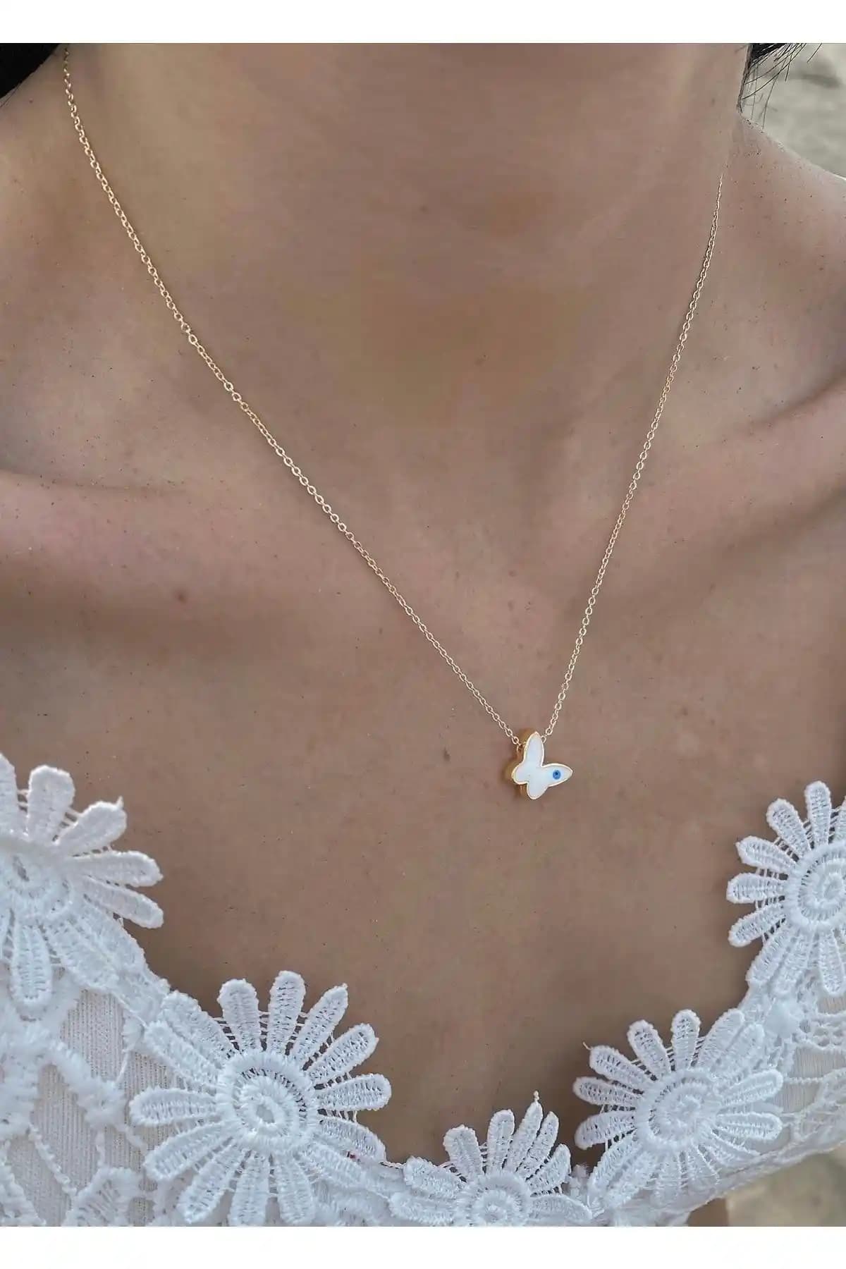 Takıtarzım Kelebek Nazarlı Mineli Kolye: Şıklık ve Koruma Sunan Modern Takı Seçeneği