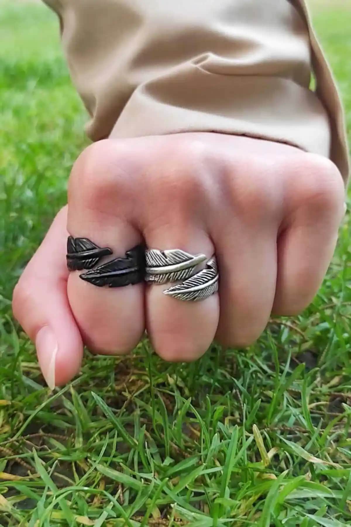 The Collection Tüy Yaprak Figürlü Ayarlanabilir Siyah-Gümüş Unisex Yüzük Seti