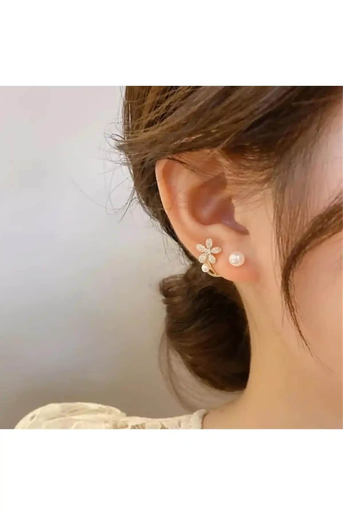 Toptanhanem inci detaylı zirkon taşlı altın kaplama çelik küpe, şık ve dayanıklı tasarım