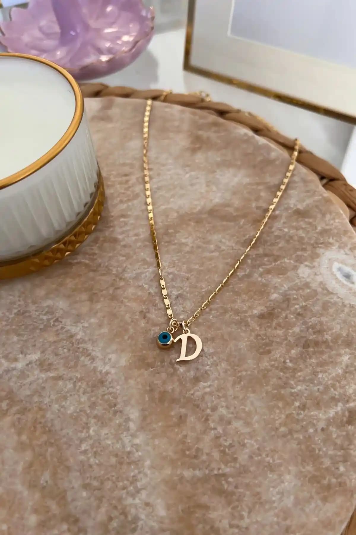 Trend ve Zarafet Bir Arada: D Harfli Nazar Sallantılı İnce Zincir Kolye