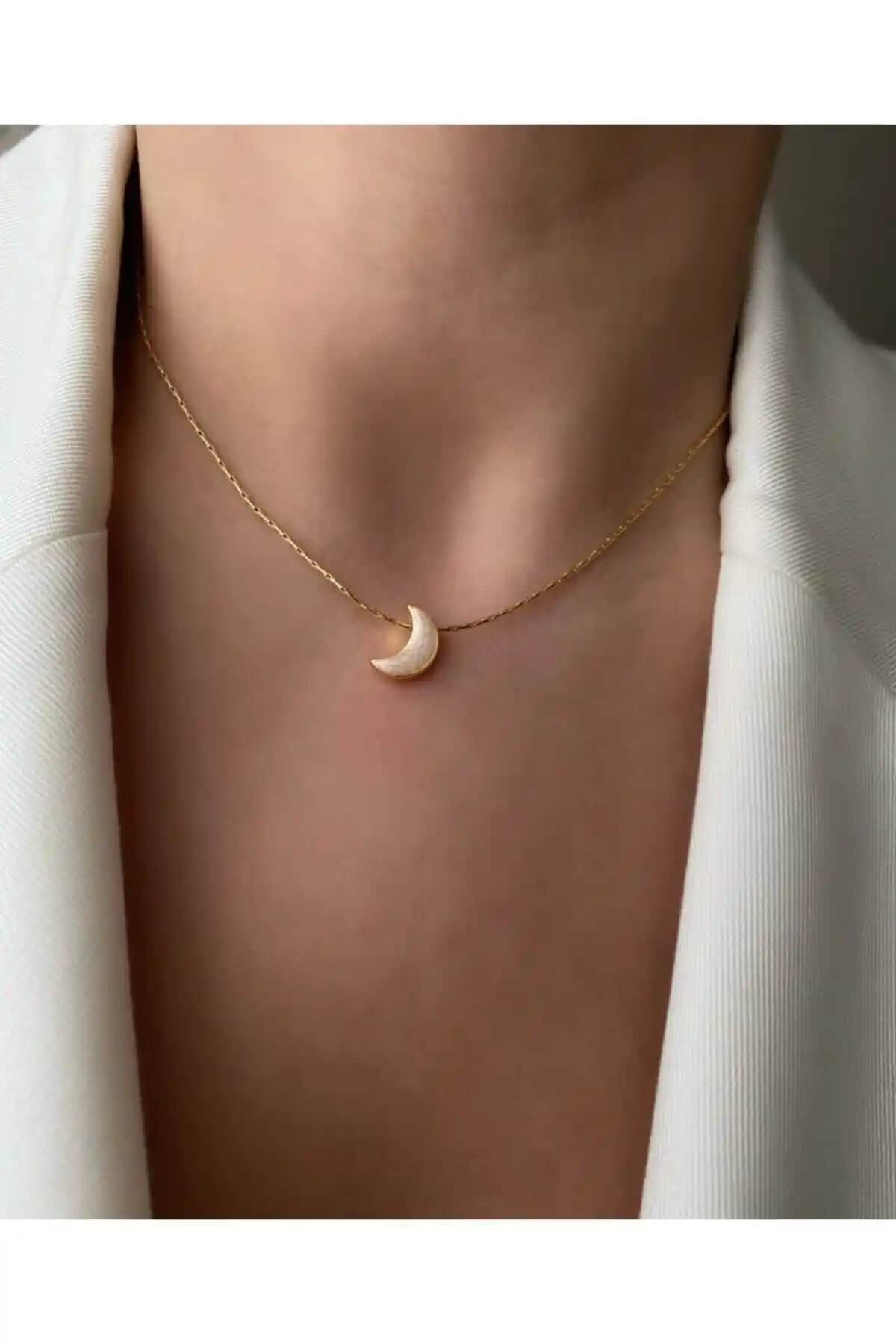 Vi Store Altın Kaplama Sedefli Hilal Kolye Modern ve Zarif Tasarımıyla Şıklık Katıyor