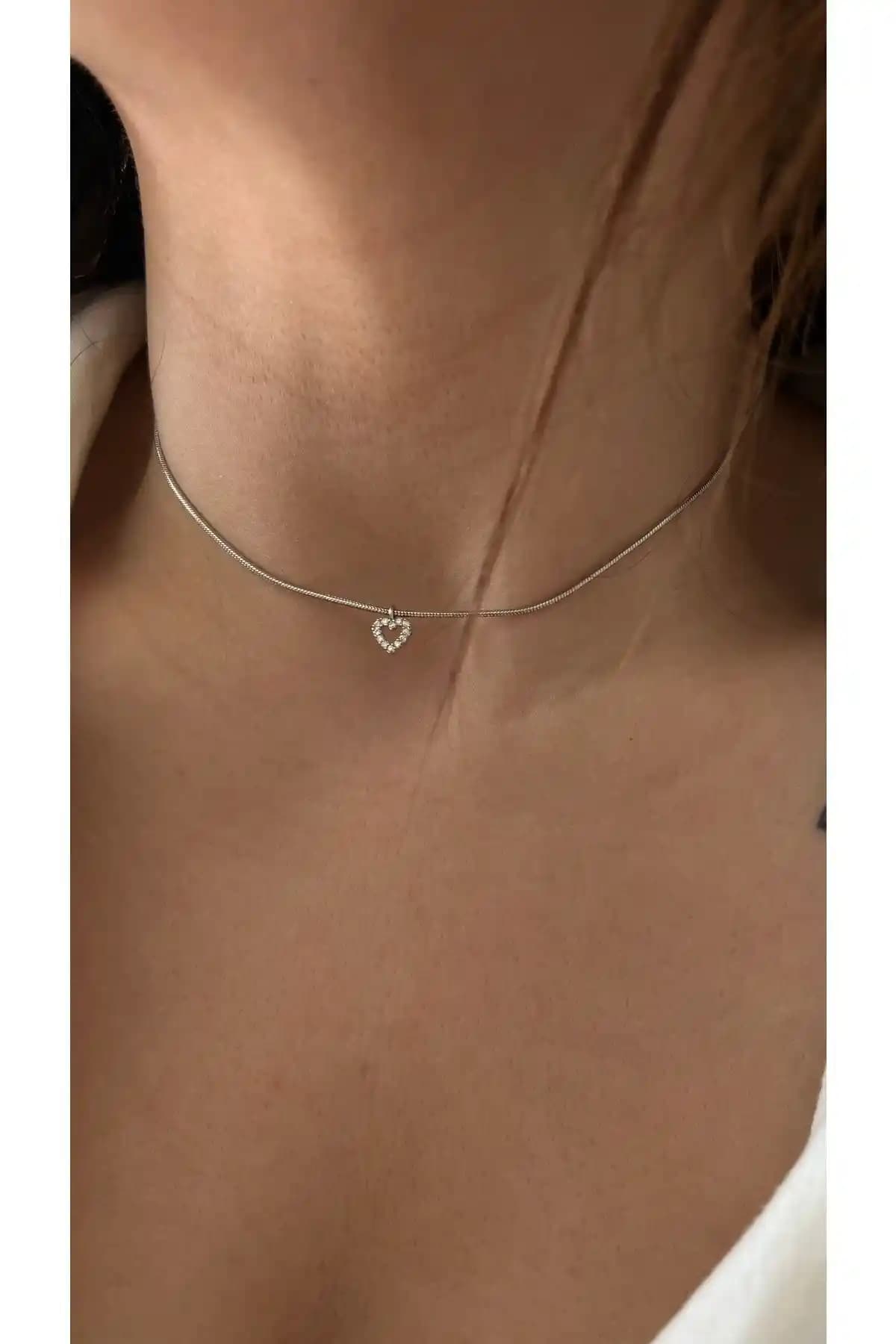Vi Store Gümüş Kaplama Taşlı Kalp Choker: Şıklık ve Zarafetin Modern Yansıması
