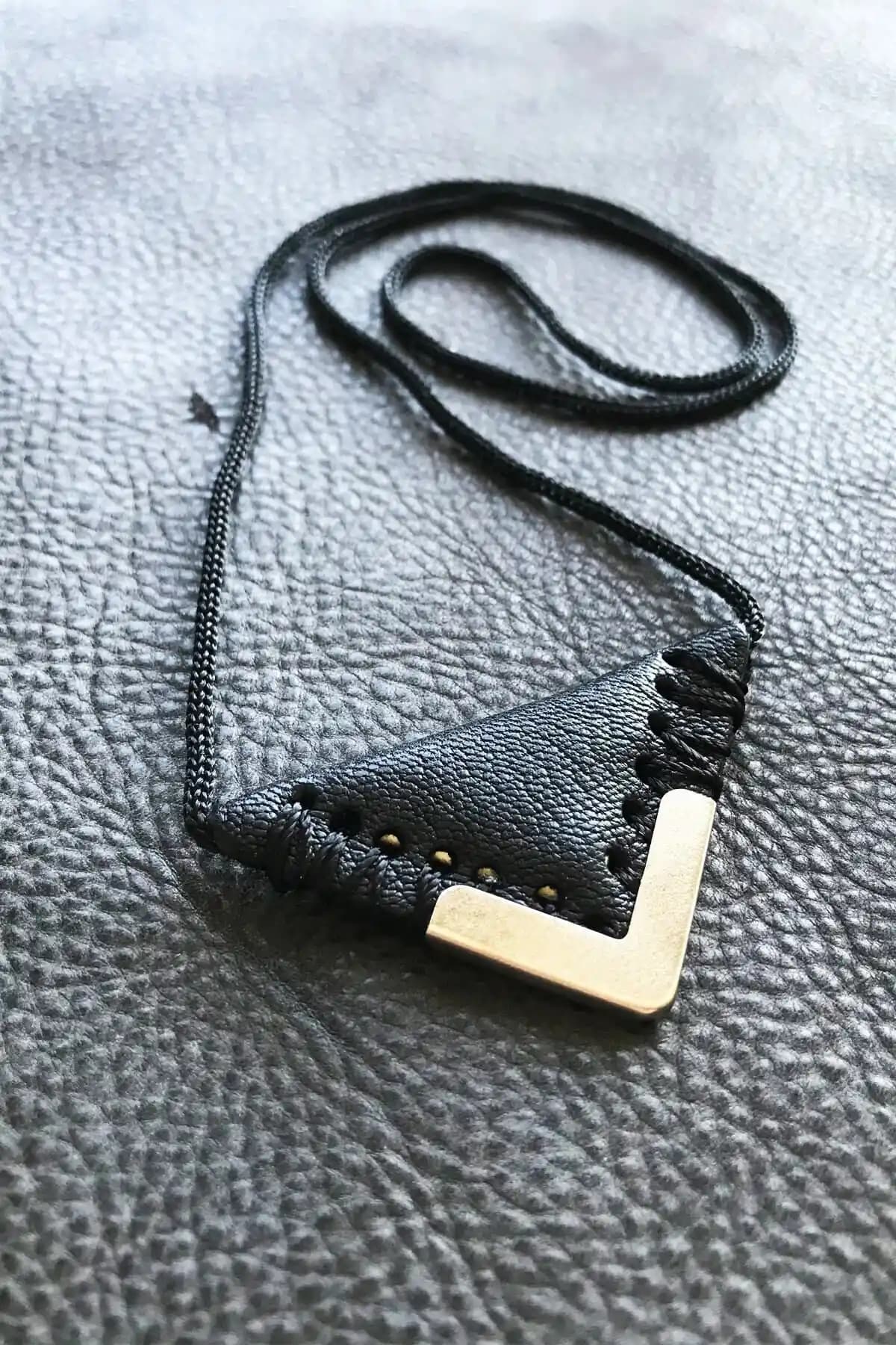 ViP GiFT Kayı Cevşen Dualı Üçgen Kolye Hakiki Deri ve Metal Kaplama ile Şık Tasarım