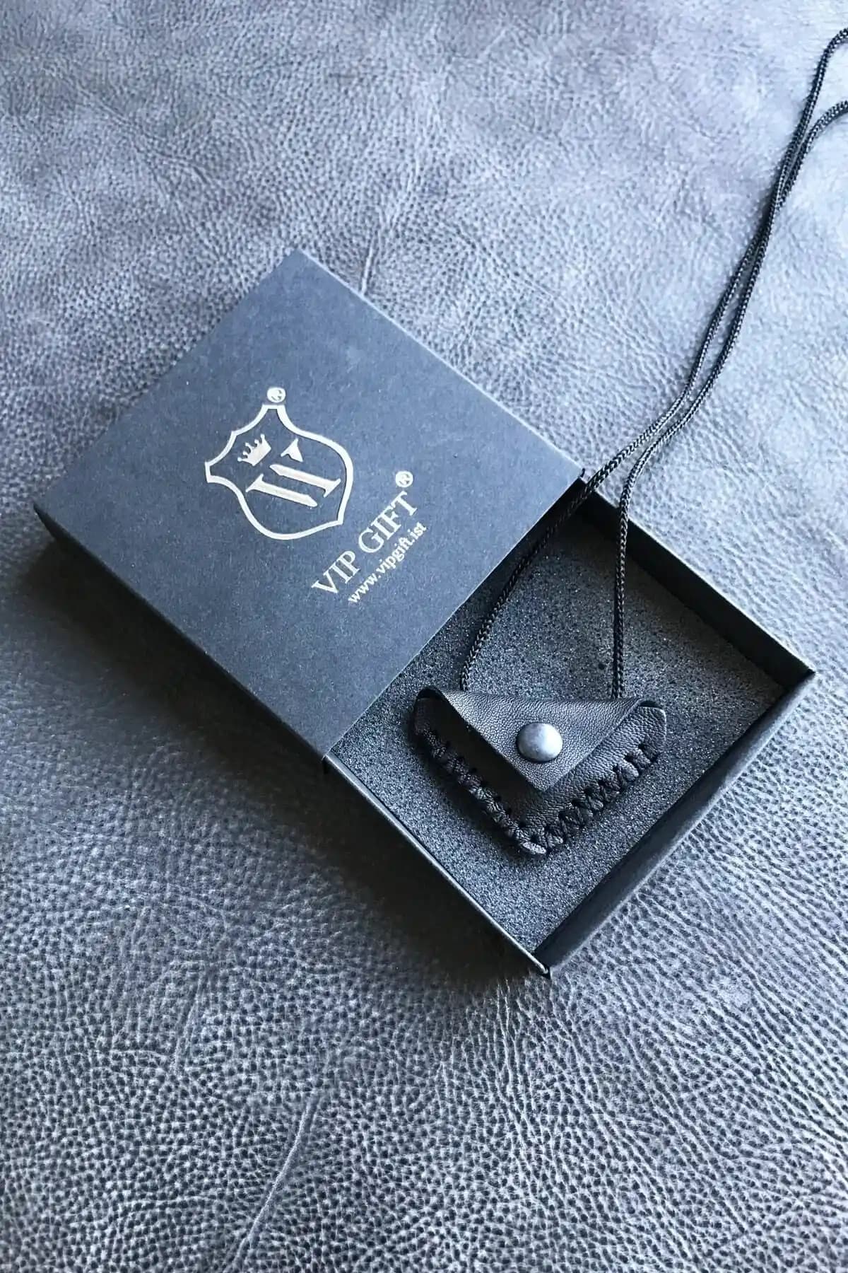 ViP GiFT Kayı Üçgen Cevşen Kolye Muska Siyah Deri Şık ve Anlamlı Takı