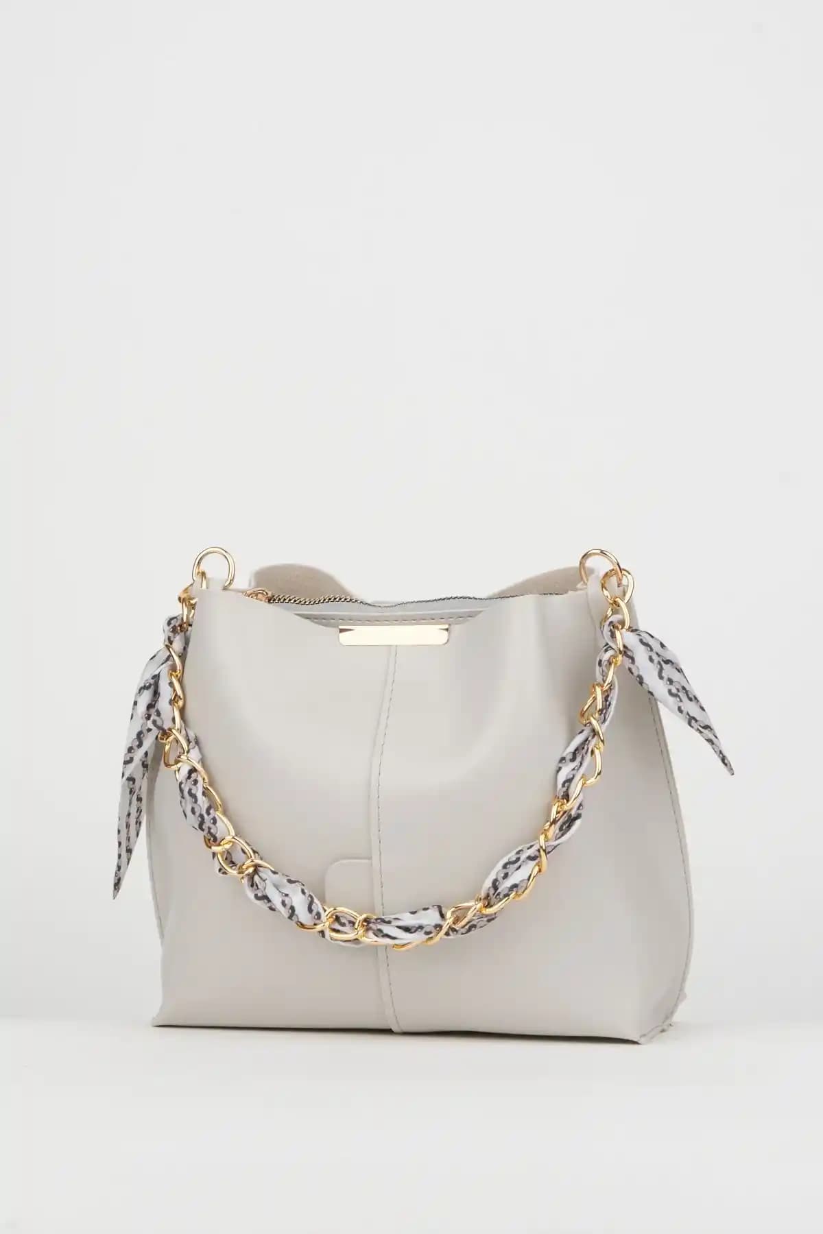 Vivaq Kadın Fular Detaylı Zincir Aksesuarıyla Şık ve Fonksiyonel Gri Çanta