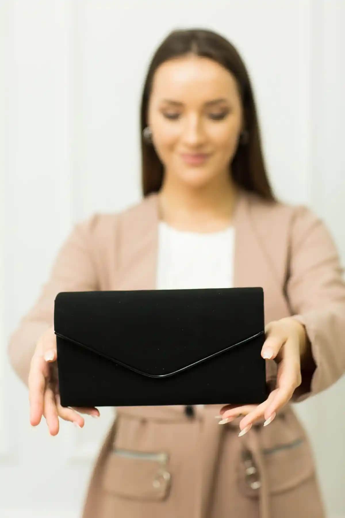 Weem Bag Siyah Nubuk Abiye Çanta Şık ve Fonksiyonel Tasarımıyla Göz Kamaştırıyor