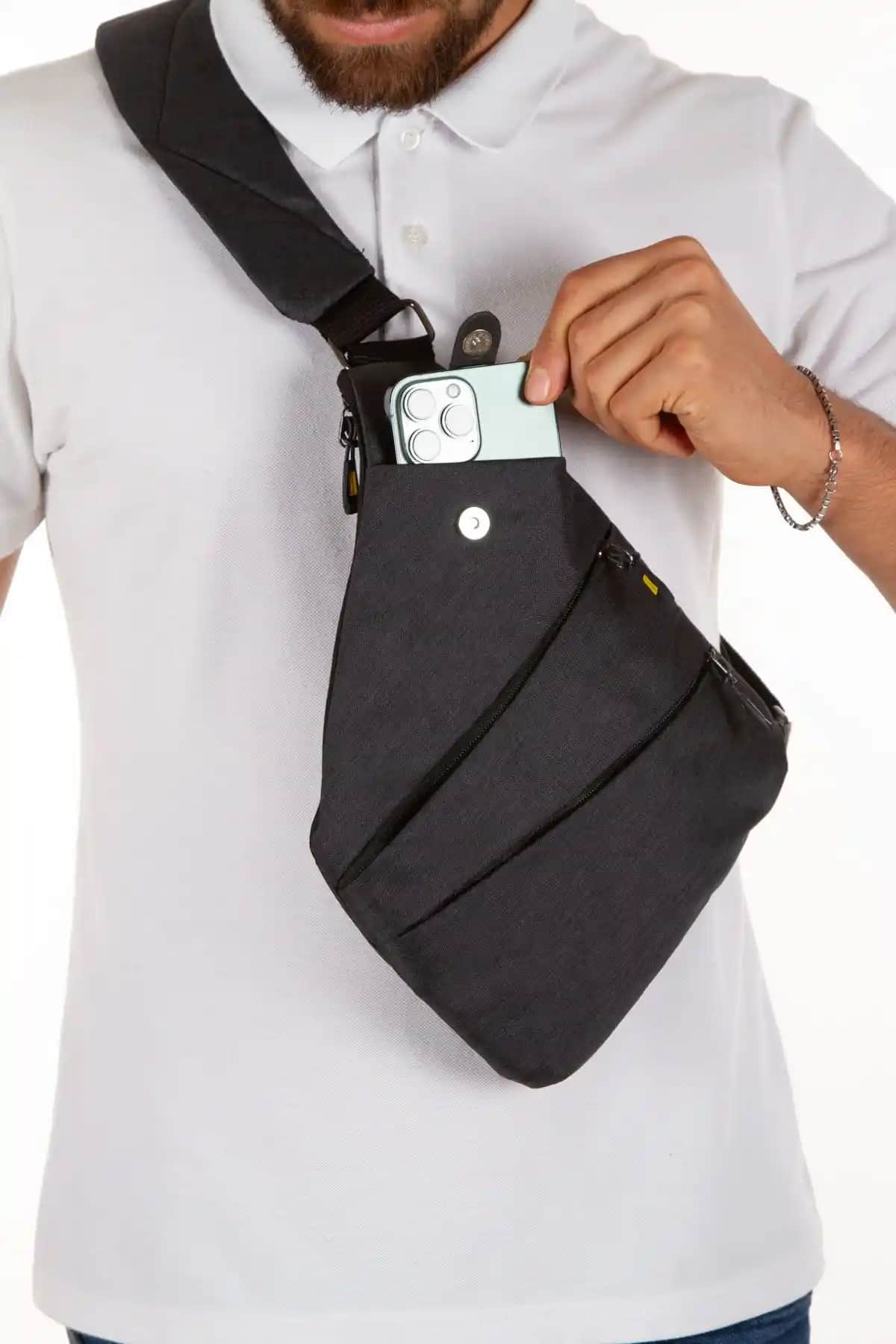 Yeni Nesil Siyah Erkek Çantası Şıklık ve Fonksiyonelliği Bir Arada Sunar