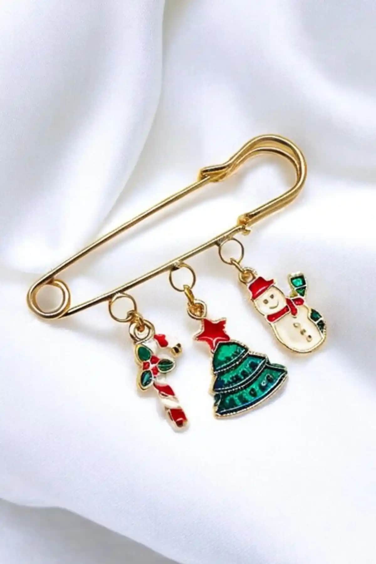 Yılbaşı Temalı Metal Iğnelik Broşu Modern Tasarımıyla Şıklık Sunar