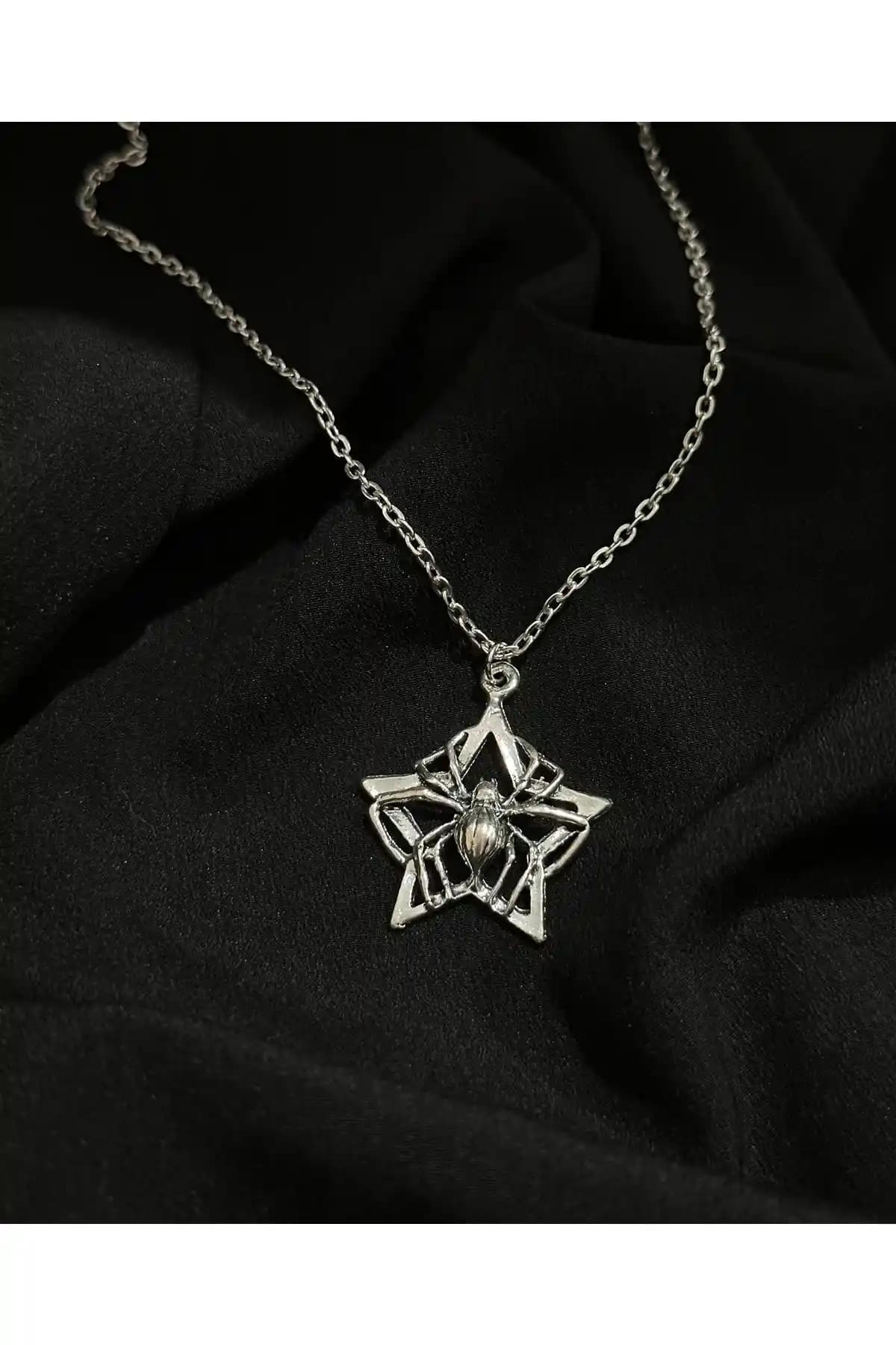 Yılz Örümcek Kolye: Modern ve Şık Tasarımıyla Dikkat Çeken Aksesuar