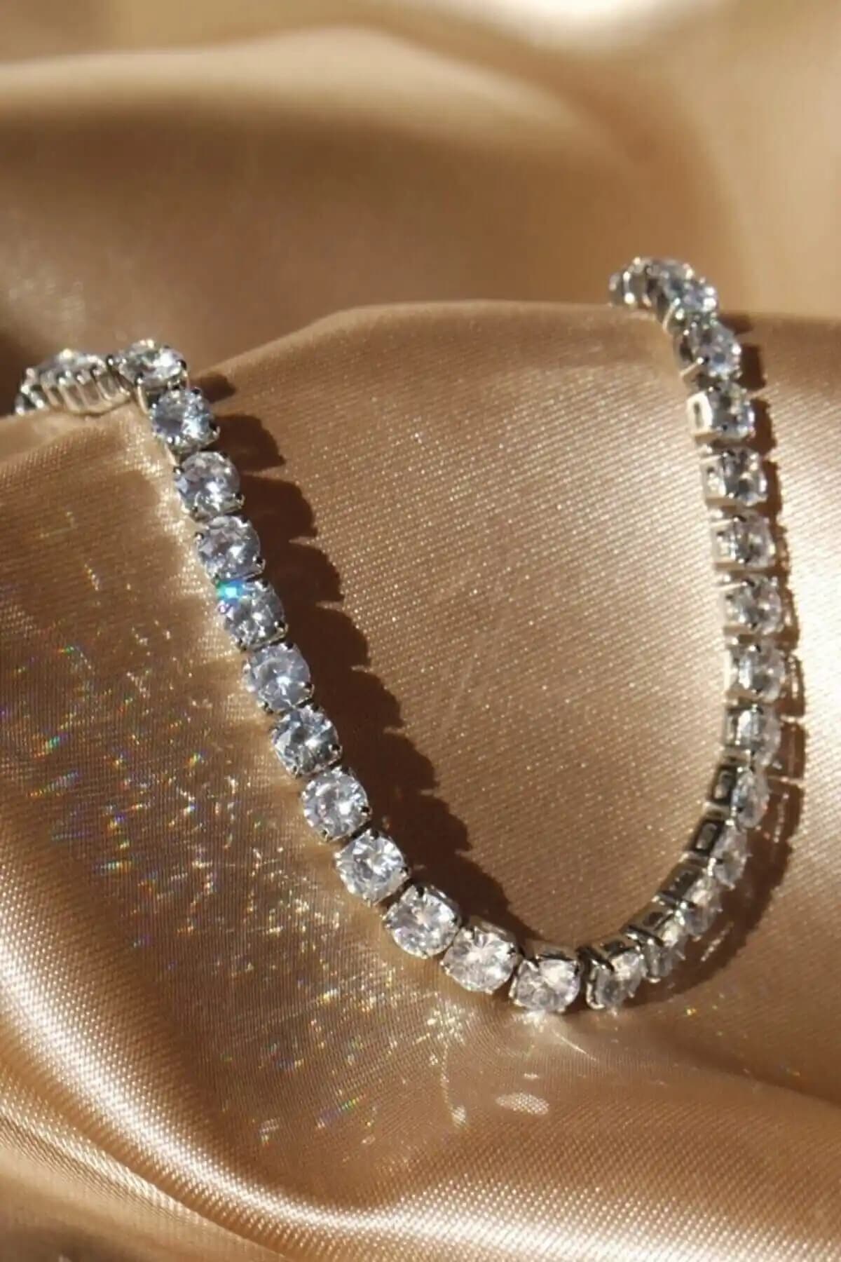 Zirkon Taşlı Bileklikler Karşılaştırması: Moda ve Kalite Analizi