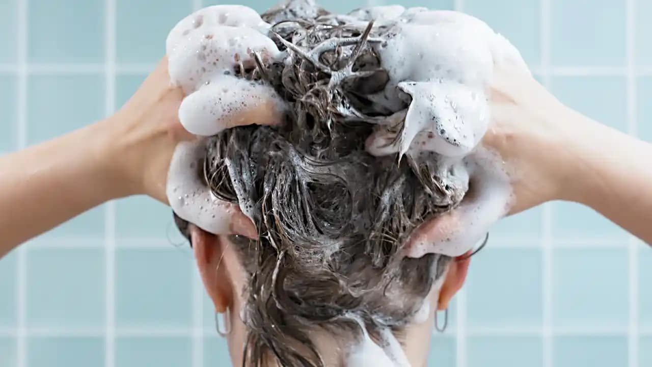 Çift Şampuanlama Yönteminin Saç Temizliğine Etkisi ve Bilimsel Değerlendirmesi