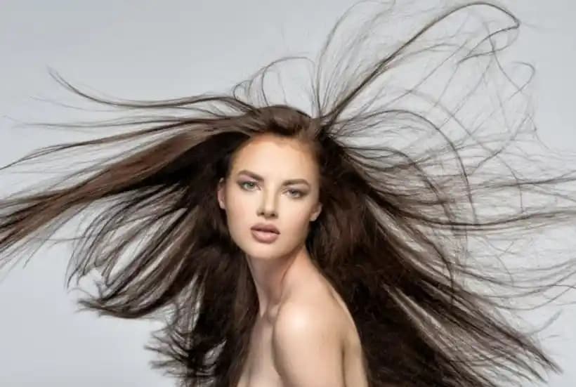 Düz Saçların Uçlarında Dalgalanma: Nedenleri, Genetik ve Bakım Önerileri