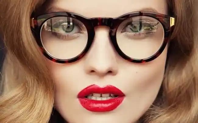 Gözlük Kullananlar İçin Etkili Makyaj Teknikleri ve Renk Seçimleri