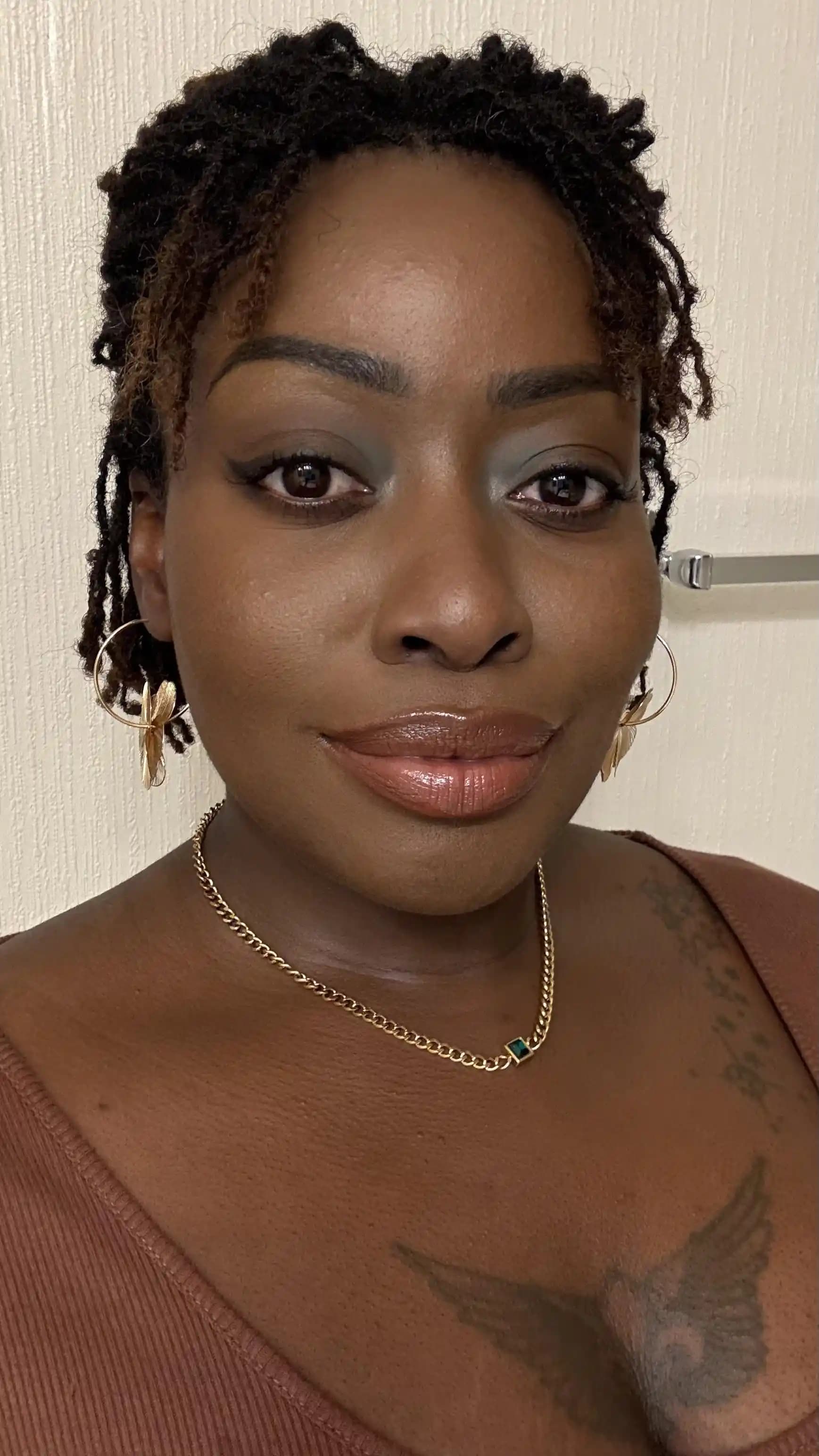 Günlük Makyajda Doğal Parlaklık ve Renk Vurgusuyla Sade Görünüm Yaratma Teknikleri