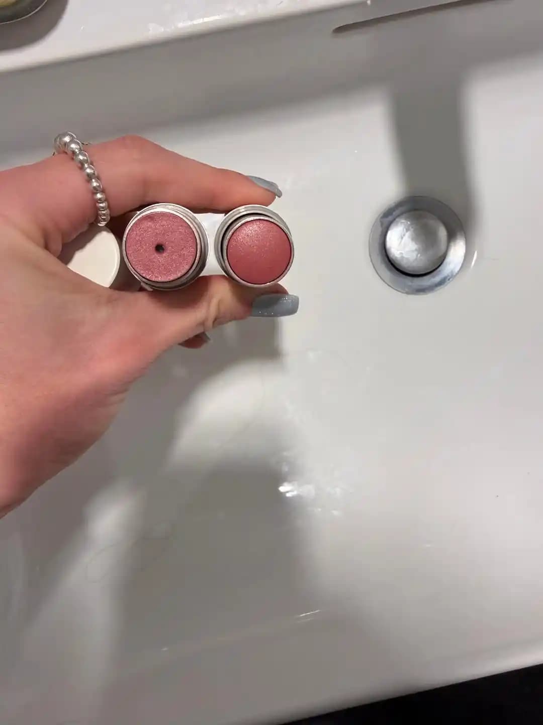 ILIA Multi Stick Formül Değişikliği ve Mavi Pigment Kıtlığının Kozmetik Ürünlere Etkisi