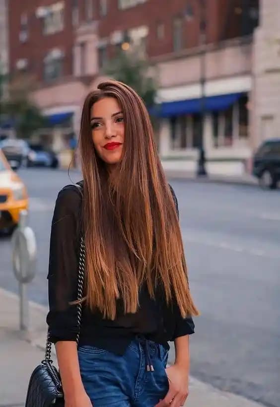 İnce, Uzun ve Düz Saçlar İçin Elbise ile Uyumlu Saç Stili Seçenekleri ve Öneriler