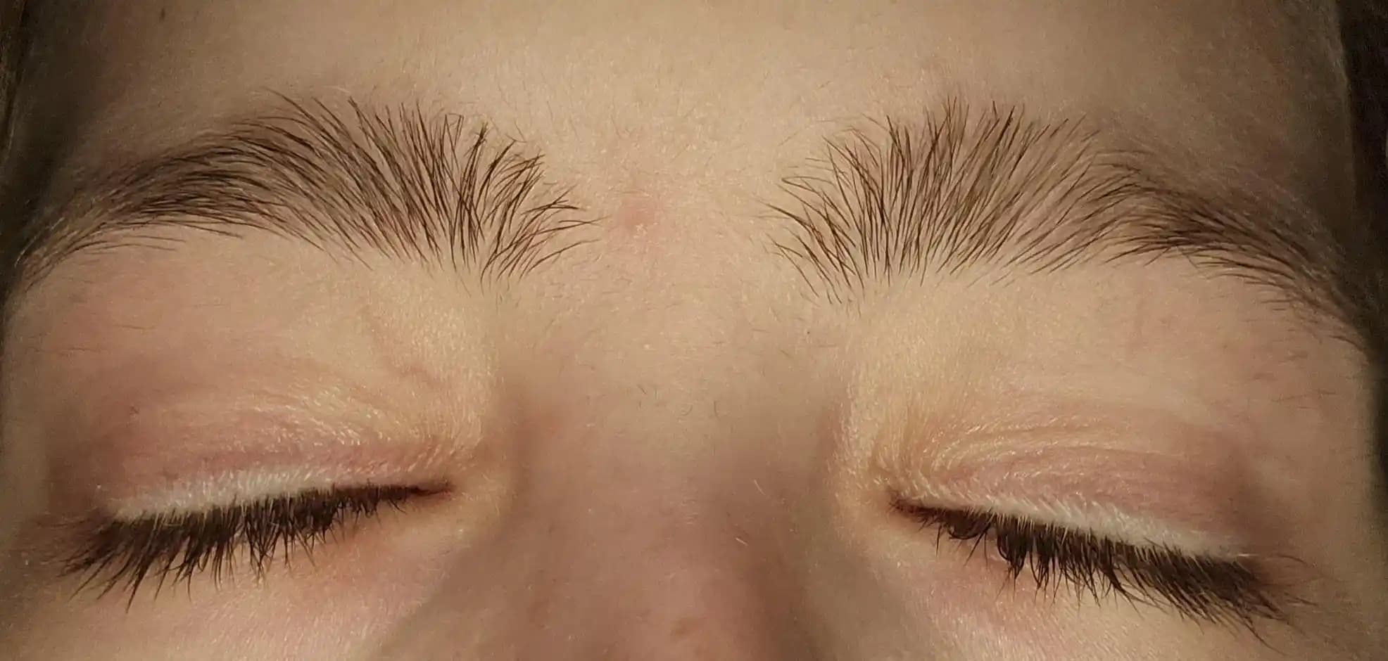 Kaş Bakımı ve Şekillendirme: Doğal Kaşların Korunması ve Estetik Yöntemler