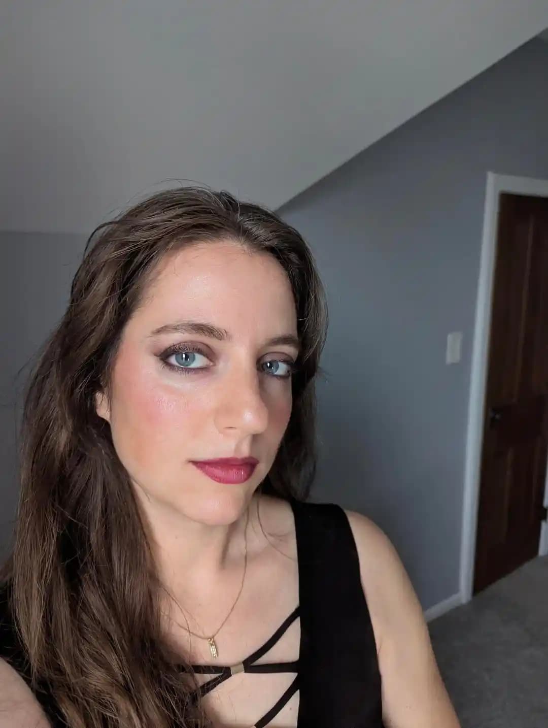 Koyu Feminen Makyajda Doğru Ürün Seçimi ve Uygulama Teknikleriyle Etkileyici Görünüm