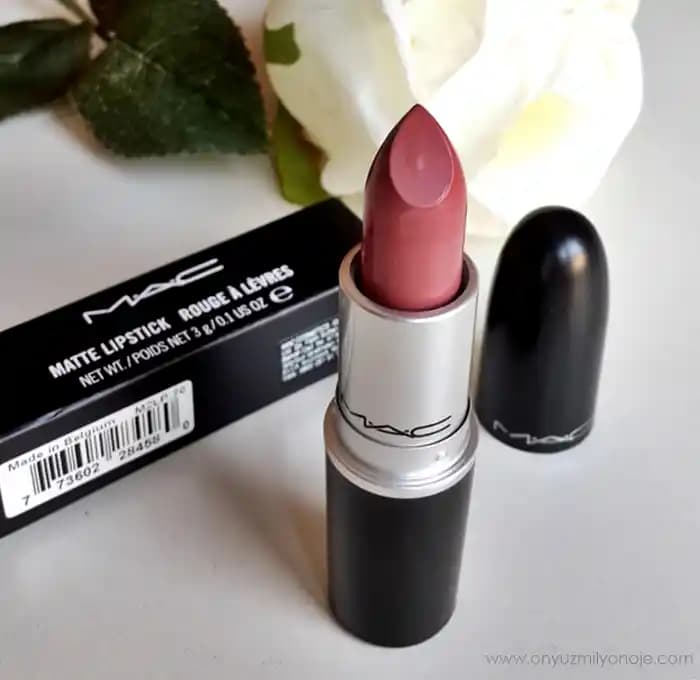 MAC Rujlarının Formül Çeşitliliği, Renk Yelpazesi ve Kullanıcı Deneyimleri Üzerine Analiz