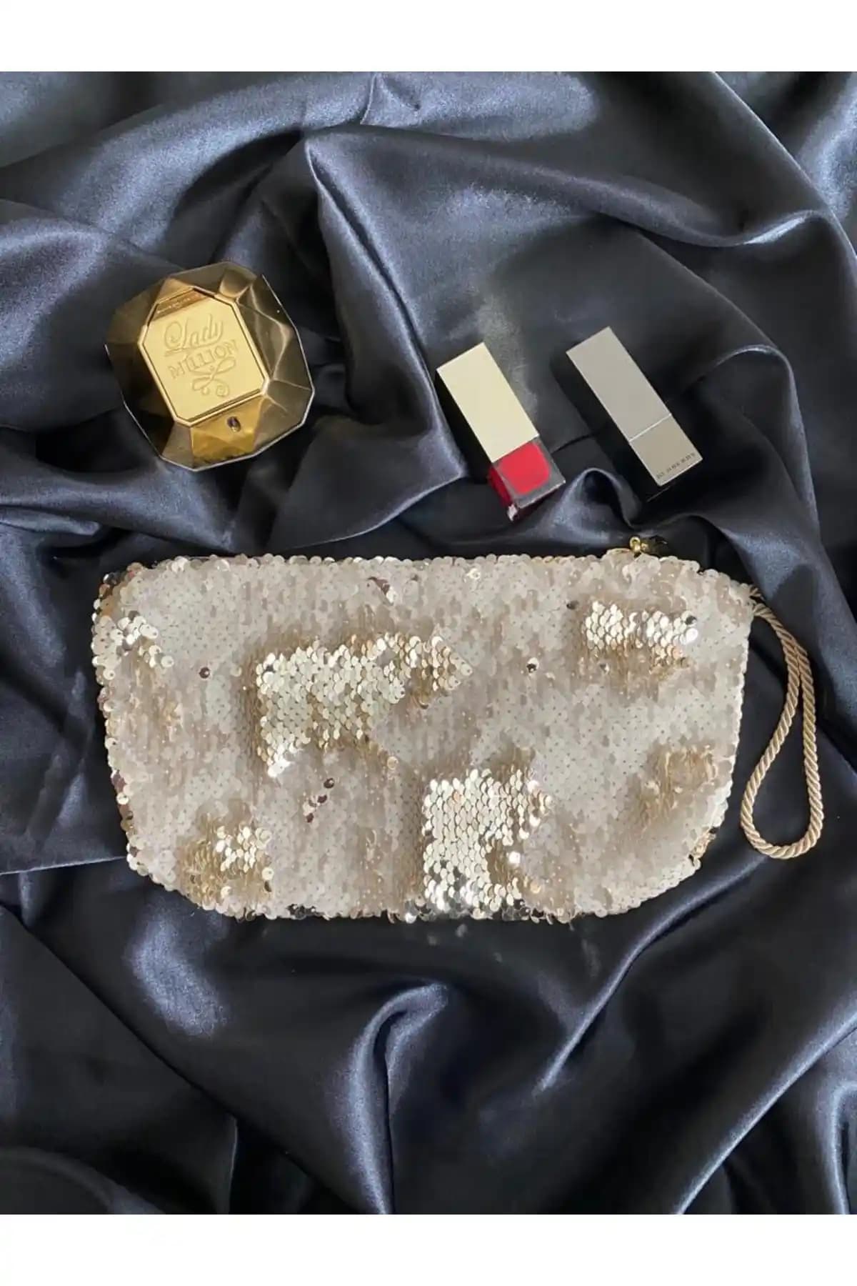 Makyaj Çantalarının Gece Çantası Olarak Kullanımı: Moda ve Stil Değerlendirmesi