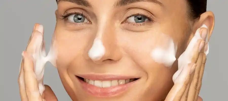 Makyaj Yapılmadığında ve Güneş Kremi Kullanımında Çift Temizlemenin Önemi ve Uygulaması