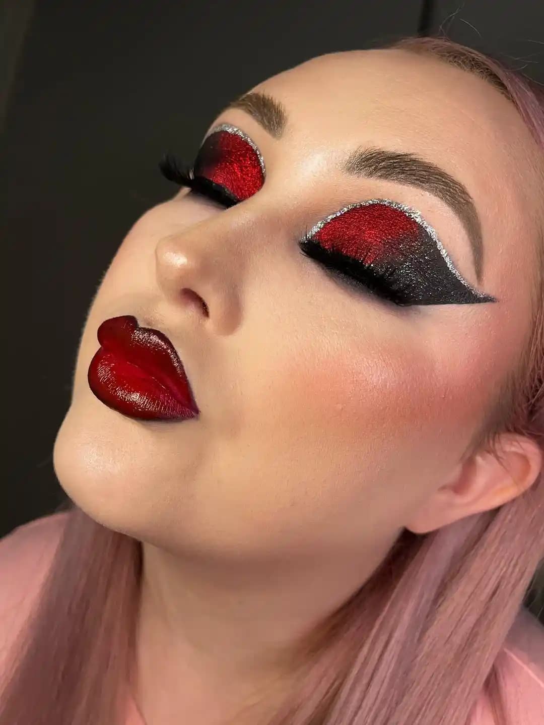 Renkli ve Parlak Göz Makyajında Güncel Trendler ve Etkili Ürün Kullanımı