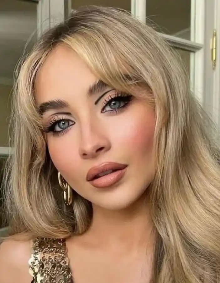 Sabrina Carpenter'ın Rosewood Tonlarıyla Öne Çıkan Makyaj Stili ve Yeniden Yaratma Yöntemleri
