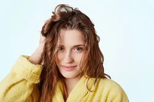 Saç Bakımında Yaygın Sorunlar ve Kişiye Özel Çözümler: İnceleme ve Öneriler