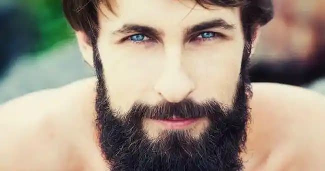 Sakalı Gözardı Eden Makyaj Teknikleri: Sakallı Erkekler İçin Yüz Makyajı Rehberi