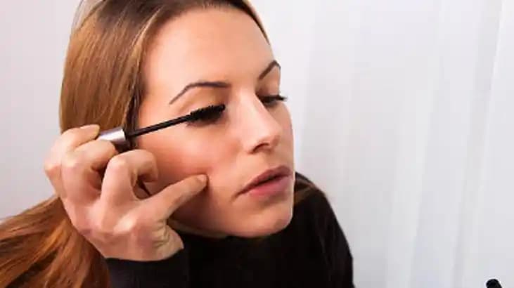 Sulu Gözler ve Makyajda Dayanıklılık: Nedenleri, Çözümleri ve Bakım Önerileri