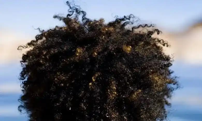 Sürekli Kıvırcık Saçı Düzleştirmenin Doğal Kıvrımlara Etkileri ve Saç Bakımı Önerileri