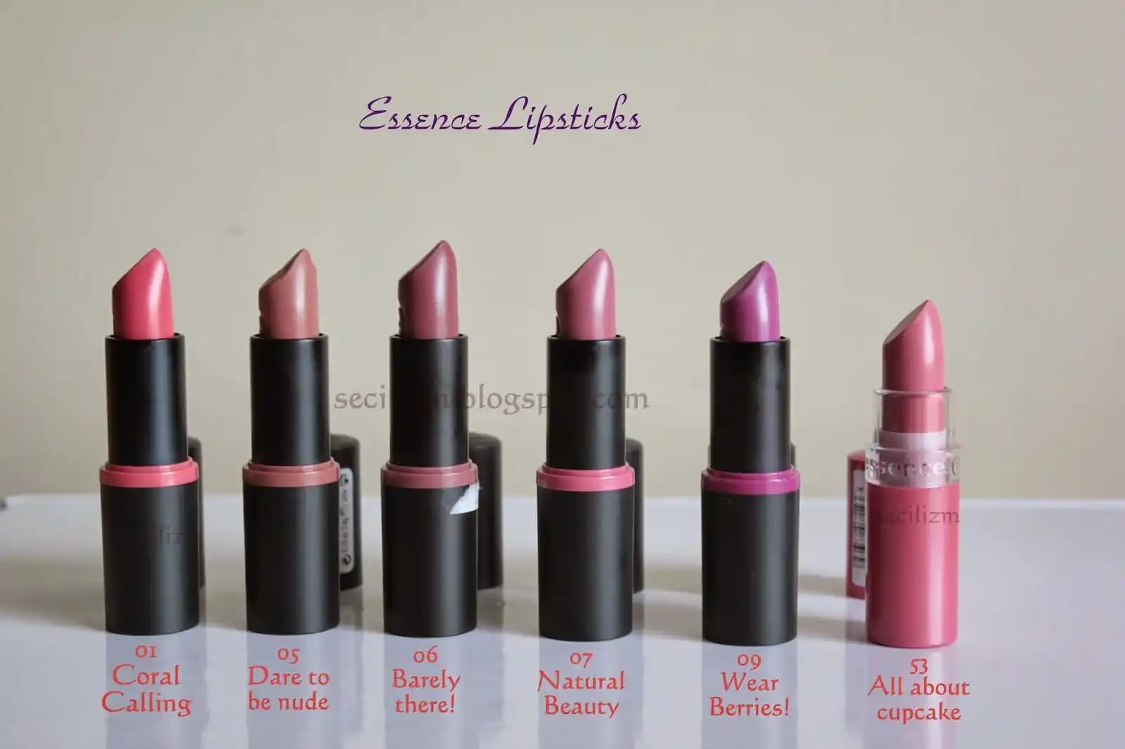 Uzun Süre Kalıcı ve Transfer Yapmayan Siyah Ruj Seçenekleri ve Kullanım Teknikleri