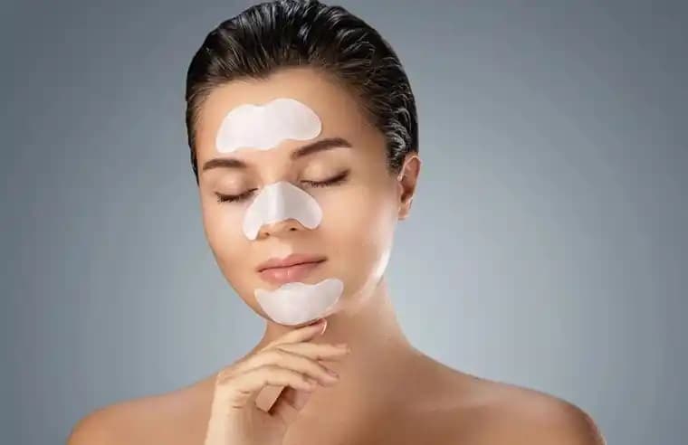 Yağlı T-Zone ve Pudralı Görünen Yüz İçin Etkili Makyaj Teknikleri ve Ürün Seçimi