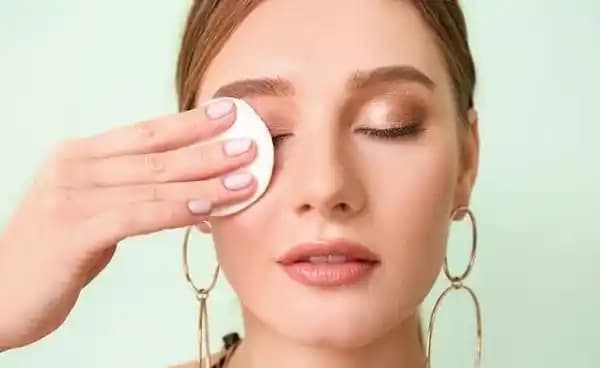 Yanaklarda Makyajın Pürüzlü Görünmesinin Nedenleri ve Etkili Çözümler