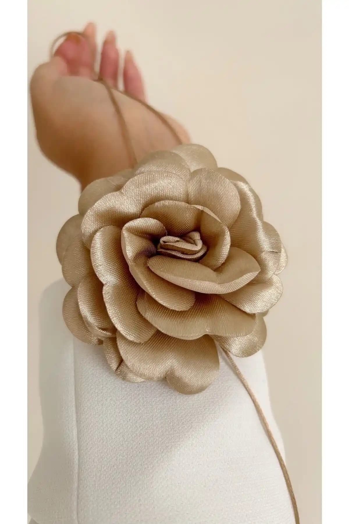 Âlâ Atelier Bağcıklı Kumaş Çiçek Gül Kolye Modern ve Şık Tasarım Özellikleri