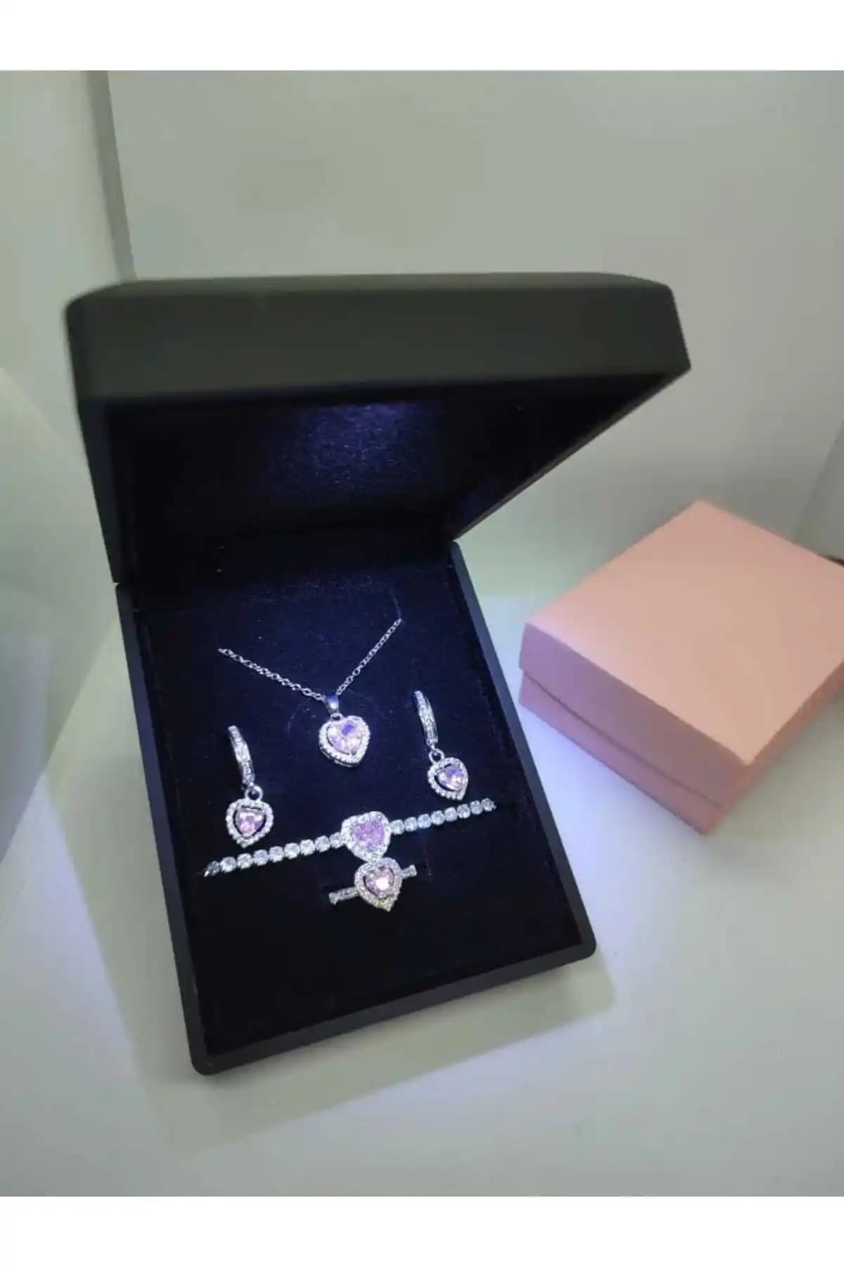 HKN AVM Işıklı Kutuda Gerçek Çelik Kalpli Takı Seti Kadınlar İçin Şık ve Dayanıklı Tasarım